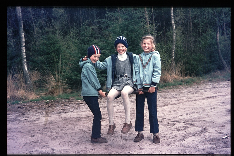 02.Mastbos apr 1972 Brigitte,Marion,Peter.JPG